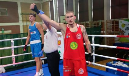 Podczas trwających XXXIII Indywidualnych Młodzieżowych Mistrzostw Polski w boksie młody pięściarz Wiktor Skiba odniósł efektowne zwycięstwo. Startujący w kategorii do 90 kg zawodnik pewnie pokonał Mirona Krudowskiego, wygrywając przed czasem przez RSC w trzeciej rundzie.