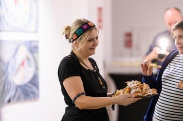 W piątek, 10 października 2025 roku, w Buskiej Galerii Sztuki - Willa Polonia - odbył się wernisaż wystawy Agaty Tusień zatytułowanej W kuchni moje miejsce?. Galeria wypełniła się zapachem ciasta i domowego kompotu, dźwiękami codzienności oraz ciepłem rozmów przy stole, tworząc niezwykłą atmosferę spotkania ze sztuką.