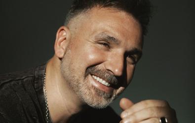 Nastrojowe dźwięki, refleksja i wspomnienie największych gwiazd polskiej muzyki - tak zapowiada się zaduszkowy koncert Mateusza Ziółko, który odbędzie się w środę, 12 listopada 2025 roku o godzinie 18:00 w Buskim Samorządowym Centrum Kultury.