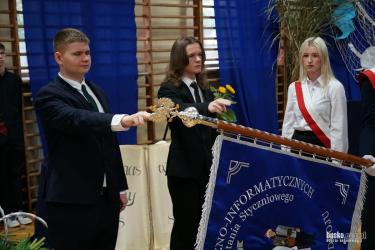 W piątek, 10 października, w Zespole Szkół Techniczno-Informatycznych w Busku-Zdroju odbyły się uroczyste obchody Dnia Edukacji Narodowej połączone ze ślubowaniem uczniów klas pierwszych. Wydarzenie miało wyjątkowy charakter - symbolicznie połączyło święto nauczycieli z momentem włączenia nowych uczniów w społeczność szkolną.