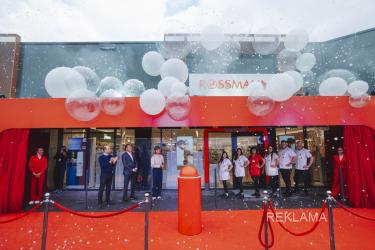 Właśnie otworzyliśmy naszą dwutysięczną drogerię. Nowa paleta ciepłych, naturalnych barw, zaokrąglone kształty regałów i detali architektonicznych, nastrojowe oświetlenie budują niepowtarzalną atmosferę bliskości i przytulności. Zmieniamy nasze drogerie, by wzmacniać to, co najlepsze w świecie pełnym zmysłów. By każda wizyta u nas była doświadczeniem, które chce się powtarzać.