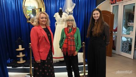 Grażyna Hase - jedna z najbardziej rozpoznawalnych postaci polskiej mody, projektantka, fotomodelka i twórczyni marki Galeria Grażyny Hase - odwiedziła w piątek Muzeum Regionalne w Pińczowie. Artystka przyjechała specjalnie, aby zobaczyć wystawę francuskich koronek, która prezentuje niezwykłe dziedzictwo rzemiosła z Caudry - partnerskiego miasta Pińczowa.