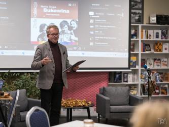 W piątek, 17 października 2025 roku, Miejsko-Gminna Biblioteka Publiczna w Busku-Zdroju zaprosiła mieszkańców na wyjątkowy wieczór pełen wspomnień i lokalnej historii. W ramach cyklu Z historią i ludźmi miasta odbyło się spotkanie zatytułowane Busko nostalgicznie, które poprowadził Grzegorz Kielesiński.