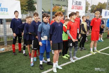O godzinie 9:00 dziś na Stadionie Miejskim w Busku-Zdroju rozpoczął się regionalny etap ogólnopolskiego turnieju piłkarskiego Z Orlika na Stadion. W rozgrywkach biorą udział młodzi zawodnicy rywalizujący w dwóch kategoriach wiekowych: Chłopcy U14 oraz U15.