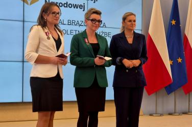 W Kancelarii Prezesa Rady Ministrów w Warszawie odbyły się ogólnopolskie obchody Dnia Edukacji Narodowej z udziałem Barbary Nowackiej, Minister Edukacji. Podczas uroczystości wręczono odznaczenia państwowe, Medale Komisji Edukacji Narodowej, nagrody Ministra Edukacji oraz tytuły honorowe Profesora Oświaty.