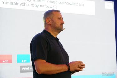 W Zespole Szkół Techniczno-Informatycznych w Busku-Zdroju odbyło się dziś wyjątkowe szkolenie branżowo-techniczne TotalEnergies, które poprowadził znany ekspert motoryzacyjny Adam Klimek - postać doskonale rozpoznawalna przez widzów TVN Turbo z programów takich jak Samochód marzeń Adama Klimk, Naprawy nie do naprawy czy Klimek kontra Duda.