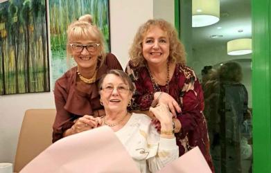 W niedzielę, 26 października 2025 roku, w Galerii Sztuki Gromada w Busku-Zdroju odbył się wernisaż malarski Marii Maryli Wierzbowskiej zatytułowany Obrazy w obrazach. Wydarzenie przyciągnęło grono miłośników sztuki, przyjaciół artystki oraz osób wrażliwych na kolor, gest i emocję.