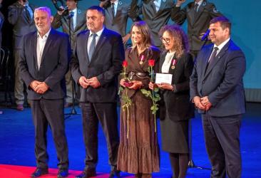 W piątek, 24 października 2025 roku, w Kielcach odbyły się wojewódzkie obchody Święta Edukacji Narodowej. Podczas uroczystości ponad 230 nauczycieli, dyrektorów oraz pracowników świętokrzyskich szkół i placówek oświatowych zostało uhonorowanych medalami oraz nagrodami resortowymi.