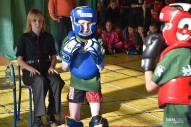 W sobotę, 25 października 2025 roku, w hali sportowej Szkoły Podstawowej nr 3 w Busku-Zdroju odbył się IX Turniej Małego Smoka, będący wyjątkowym wydarzeniem w świecie tradycyjnych sztuk walki. Głównym inicjatorem i organizatorem zawodów był Andrzej Cupryjak-Socha, lider Buskiego Klubu Kung-Fu Yantai.