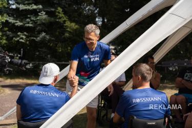 Ponad 2,8 mln zł wyniosły wpłaty od biegaczy w tegorocznym Rossmann Run z aplikacją. Cała kwota trafiła do Polskiego Komitetu Paralimpijskiego na realizację projektu Sport - Twoja Siła. Jak wykorzystywane są te pieniądze i w jaki sposób pomagają osobom z niepełnosprawnościami? Zobaczcie reportaż z jednego z obozów sportowych.