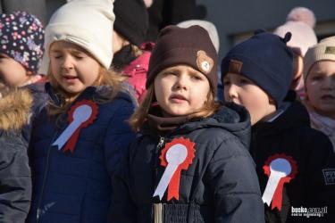 Aleja Mickiewicza w Busku-Zdroju wypełniła się dziś dźwiękami pieśni patriotycznych. Najmłodsi mieszkańcy miasta - przedszkolaki z Niepublicznego Przedszkola Artystyczno-Językowego Słoneczko - zaprosili przechodniów do wspólnego śpiewania, tworząc wyjątkową atmosferę pełną wzruszeń i dumy z barw narodowych.