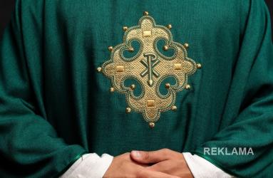 Witaj w świecie liturgicznej doskonałości, gdzie tradycja spotyka się z nowoczesnością, a każde uszycie jest świadectwem głębokiej wiary i mistrzostwa rzemieślniczego.