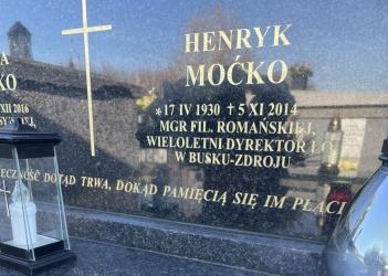 W przededniu uroczystości Wszystkich Świętych społeczność I Liceum Ogólnokształcącego im. T. Kościuszki w Busku-Zdroju oddała hołd zmarłym nauczycielom i pracownikom szkoły. W duchu zadumy i wdzięcznej pamięci delegacja odwiedziła Cmentarz Parafialny w Busku-Zdroju, gdzie zapalono symboliczne, czerwone znicze na grobach osób, które przez lata tworzyły historię i tradycję szkoły.