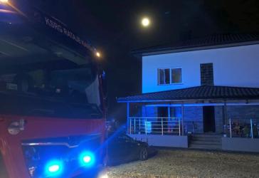 W piatek, 31 października 2025 roku, po godzinie 16.00 doszło do pożaru w budynku mieszkalnym w miejscowości Komorów, w gminie Pacanów. Ogień pojawił się w pomieszczeniu kotłowni połączonej z aneksem kuchennym.