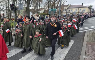 We wtorek, 11 listopada 2025 roku, w Busku-Zdroju odbyły się uroczyste obchody Święta Niepodległości, upamiętniające 107. Rocznicę Odzyskania przez Polskę wolności. W wydarzeniu uczestniczyli mieszkańcy, przedstawiciele władz samorządowych, poczty sztandarowe, służby mundurowe, harcerze, uczniowie oraz liczne delegacje instytucji i organizacji społecznych.