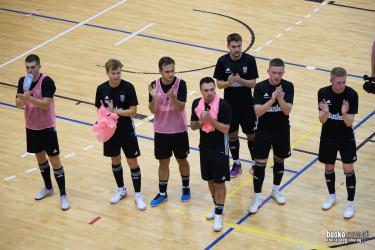 W meczu 2. rundy Pucharu Polski na szczeblu centralnym drużyna Wilków musiała uznać wyższość rywala z najwyższej klasy rozgrywkowej. Zespół BSF ABJ Powiat Bochnia, występujący na co dzień w FOGO Futsal Ekstraklasie, pokonał Wilki 6:2. Zapraszamy do obejrzenia fotorelacji z meczu.