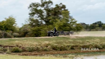 Są quady stworzone do rekreacji i takie, które z definicji powstały do rywalizacji z terenem. Can-Am Renegade należy do tej drugiej grupy - agresywnej, dynamicznej i bezkompromisowej. To sportowy ATV, który prowokuje do jazdy szybciej i dalej, niezależnie od tego, czy pod kołami znajduje się piach, błoto czy górska ścieżka.
