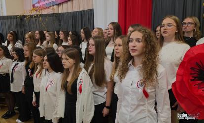 W czwartek, 6 listopada 2025 roku, w Zespole Szkół Ponadpodstawowych im. Mikołaja Kopernika w Busku-Zdroju odbyło się XVIII Spotkanie z Pieśnią i Poezją Patriotyczną. To coroczne wydarzenie, głęboko zakorzenione w szkolnej tradycji, po raz kolejny połączyło młodzież w duchu patriotyzmu, budując więź z narodową historią i kulturą.