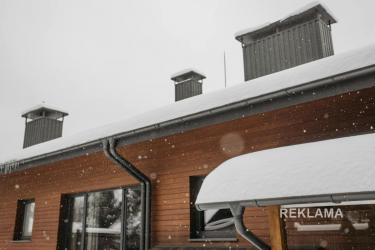 Odśnieżanie dachu bywa koniecznością, ale jest jedną z najbardziej ryzykownych zimowych prac na wysokości. Zanim wejdziesz na połacie, zaplanuj zadanie tak, jak planuje się krótką akcję techniczną: sprawdź warunki, sprzęt, drogę wejścia i zejścia oraz to, kto będzie Twoim asekurantem na ziemi. Dobrze przygotowany plan ogranicza czas przebywania na dachu i minimalizuje poślizgi, upadki czy uszkodzenia pokrycia.