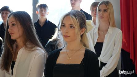 W Zespole Szkół Technicznych i Ogólnokształcących im. Kazimierza Wielkiego w Busku-Zdroju uczy się młodzież, która - jak sama podkreśla - ma biało-czerwone serca. Słowa te znalazły potwierdzenie w piątek, 7 listopada, podczas szkolnych obchodów Narodowego Święta Niepodległości, które odbyły się w hali sportowej PMOS.