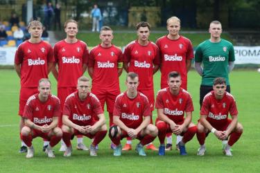 Drużyna AKS 1947 Busko-Zdrój nie zwalnia tempa w rozgrywkach Keeza IV Ligi Świętokrzyskiej. W sobotę, w meczu 16. kolejki, zespół prowadzony przez trenerów Marcina Kołodziejczyka i Michała Starościaka odniósł kolejne zwycięstwo, pokonując na wyjeździe GKS Nowiny 1:0. Decydujący gol padł już w 8. minucie spotkania, a jego autorem był Marcel Łukawski.