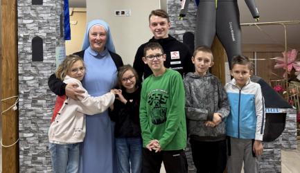 Wychowanków Domu Dziecka Dom Ojca Gwidona w Pacanowie spotkała wyjątkowa niespodzianka - odwiedził ich skoczek narciarski Tomasz Pilch, reprezentant Polski i lider klasyfikacji generalnej FIS Cup. Sportowiec poświęcił dzieciom swój wolny czas, by porozmawiać o pasji, motywacji i sile marzeń, a przy tym przekazał im niezwykły prezent, który na długo pozostanie w pamięci wychowanków.