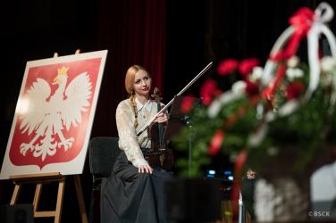 Pięknym zwieńczeniem obchodów Narodowego Święta Niepodległości w Busku-Zdroju był koncert Pieśni Patriotycznych, który odbył się w Buskim Samorządowym Centrum Kultury. W wydarzeniu wzięli udział licznie zgromadzeni mieszkańcy, którzy wspólnie z artystami uczcili 107. Rocznicę Odzyskania przez Polskę Niepodległości.