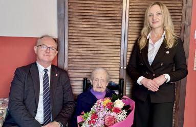Pani Krystyna Mucha, mieszkanka Buska-Zdroju, obchodzi dziś wyjątkowy jubileusz - swoje setne urodziny. Z tej okazji Burmistrz Miasta i Gminy Busko-Zdrój Jerzy Szydłowski oraz Kierownik Urzędu Stanu Cywilnego Agnieszka Wilk odwiedzili Jubilatkę, by złożyć serdeczne gratulacje, wręczyć kwiaty oraz list okolicznościowy, życząc jej zdrowia, radości i wielu spokojnych lat w otoczeniu najbliższych.