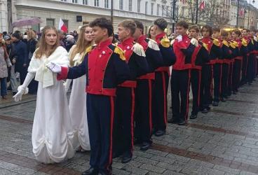 W dniu Narodowego Święta Niepodległości 11 listopada 2025 r. młodzież I Liceum Ogólnokształcącego im. T. Kościuszki w Busku-Zdroju odtańczyła na Krakowskim Przedmieściu w Warszawie Polonez znany pod nazwą Damy i Huzary!