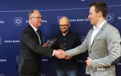 W czwartek, 13 listopada w Urzędzie Miasta i Gminy Busko-Zdrój burmistrz Jerzy Szydłowski odebrał nagrodę dla najlepszego uzdrowiska w Polsce. Wyróżnienie zostało przyznane dla Buska-Zdroju w pierwszej edycji Rankingu Polskich Uzdrowisk organizowanego przez magazyn Travelist.