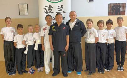 Busko-Zdrój stało się w dniach 10-13 listopada 2025 roku miejscem wyjątkowym dla pasjonatów chińskich sztuk walki. Do Buskiego Klubu Kung fu YANTAI przybyli Mistrz Han Zhenbo - Prezydent Światowej Organizacji Shaobeiquan oraz Mistrz Miao Yuejun, aby poprowadzić cykl specjalistycznych treningów i seminariów.