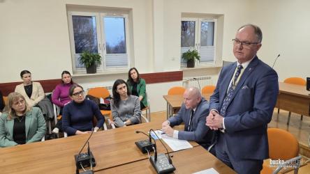 W Urzędzie Miasta i Gminy Busko-Zdrój trwają rozmowy dotyczące przyszłości Publicznej Szkoły Podstawowej im. Kornela Makuszyńskiego w Siesławicach. Jednym z omawianych scenariuszy jest możliwość likwidacji placówki. Sprawa budzi duże zainteresowanie i niepokój wśród mieszkańców, nauczycieli oraz rodziców uczniów.