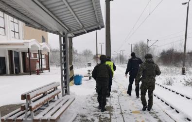 W ostatnich dniach obszary kolejowe w całym kraju znalazły się pod szczególnym nadzorem służb. Również w Busku-Zdroju policjanci, wspierani przez Służbę Ochrony Kolei i żołnierzy Wojsk Obrony Terytorialnej, prowadzą intensywne działania mające zapobiec sabotażowi i zapewnić bezpieczeństwo podróżnym.