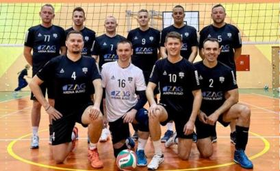 Już dziś w piątek, 16 stycznia 2026 roku o godzinie 19:45, kibice siatkówki będą mieli okazję obejrzeć spotkanie II Świętokrzyskiej Ligi Mężczyzn. Na parkiecie hali przy Zespole Szkół Ponadpodstawowych im. Mikołaja Kopernika w Busku-Zdroju zmierzą się drużyny ZAG Arena Busko-Zdrój oraz AZS Politechnika Świętokrzyska.