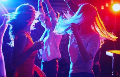 W niedzielny wieczór 30 listopada 2025 roku Pińczów stanie się miejscem wydarzenia łączącego modę, muzykę i lokalne tradycje. W Powiatowym Ośrodku Kultury, Sportu i Turystyki zaplanowano andrzejkowy program, którego głównym punktem będzie pokaz mody i zabawa taneczna. Wstęp bezpłatny.