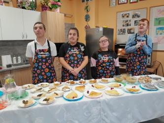 Uczniowie Szkoły Przysposabiającej do Pracy w Broninie wzięli udział w projekcie Poznajemy nasze świętokrzyskie, realizowanym w ramach ogólnopolskiej inicjatywy Moc Relacji w Edukacji. Zapraszamy do przeczytania, jak dyrektor Ośrodka opisuje przebieg i znaczenie tego przedsięwzięcia.