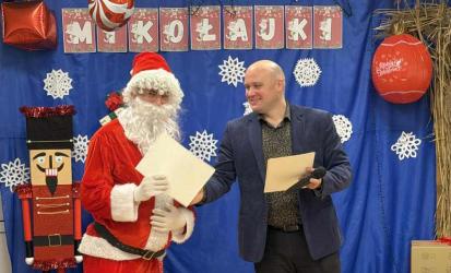 Czasem wystarczy jeden dzień, by przypomnieć sobie, że magia Świąt nie kryje się w prezentach, lecz w ludziach. Tak właśnie było w Specjalnym Ośrodku Szkolno-Wychowawczym im. Bohaterów Września 1939 roku w Broninie, gdzie po raz kolejny spełniło się mikołajkowe marzenie najmłodszych.