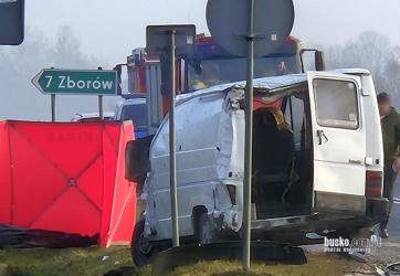 W czwartek rano na drodze krajowej nr 79 w miejscowości Zołcza-Ugory w gminie Pacanów doszło do tragicznego wypadku z udziałem samochodu ciężarowego i dostawczego. Jedna osoba zginęła, a trasa jest całkowicie zablokowana.