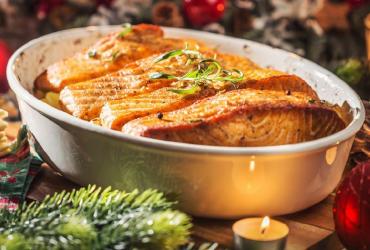Świąteczny stół może łączyć tradycję z nowoczesnym podejściem do zdrowego odżywiania. Aromatyczne ryby, sprawdzone smaki i proste receptury, które nie wymagają wielogodzinnego stania w kuchni - właśnie na to stawia nowy, bezpłatny e-book Ryby na świątecznym stole, przygotowany przez Narodowy Fundusz Zdrowia.