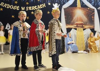 Okres przedświąteczny to czas intensywnych i radosnych przygotowań do obchodów Świąt Bożego Narodzenia. W przedszkolu jest to wyjątkowy okres, w trakcie którego dzieci poznają tradycje bożonarodzeniowe i polskie obyczaje.