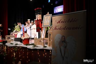 4 grudnia 2025 roku uczniowie szkół podstawowych z Powiatu Buskiego po raz ósmy spotkali się na scenie Buskiego Samorządowego Centrum Kultury, aby zaprezentować swoje talenty wokalne, wykonując popularne oraz mniej znane kolędy i pastorałki. Konrad Ładowski dyrektor SOSW w Broninie podsumował tegoroczną edycję.