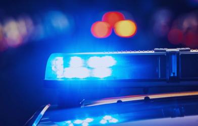 Nocna wizyta na stacji paliw zakończyła się dla jednego z klientów interwencją policji i postępowaniem karnym wobec agresorów. Choć poszkodowany odniósł jedynie niegroźne obrażenia, sprawa szybko znalazła swój finał w policyjnym komisariacie, a jej uczestnicy wkrótce odpowiedzą przed sądem.