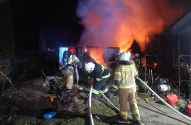 W piątek, 2 stycznia 2026 roku, około godziny 17:30 służby ratunkowe otrzymały zgłoszenie o pożarze wolnostojącego garażu typu blaszak w miejscowości Chinków, w gminie Solec-Zdrój.