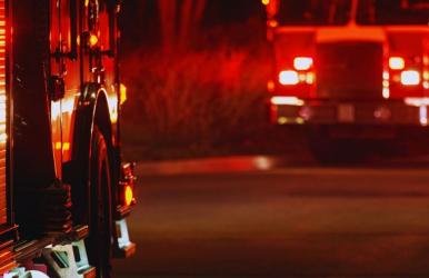 Przed południem doszło do pożaru w drewnianym, parterowym domu w miejscowości Piestrzec w gminie Solec-Zdrój. Z budynku jeszcze przed przybyciem służb ratunkowych ewakuowano jedną osobę, która została przekazana zespołowi ratownictwa medycznego i przewieziona do szpitala.