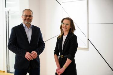 Sztuka, która wymyka się prostym definicjom i nie pozwala przejść obok siebie obojętnie, zagościła w Busku-Zdroju. W Buskiej Galerii Sztuki Willa Polonia odbył się wernisaż autorskiej wystawy Aleksandry Pałgan Modulacje - ekspozycji, która zaprasza do uważnego spojrzenia na współczesne poszukiwania w obszarze form przestrzennych oraz grafiki linearnej.