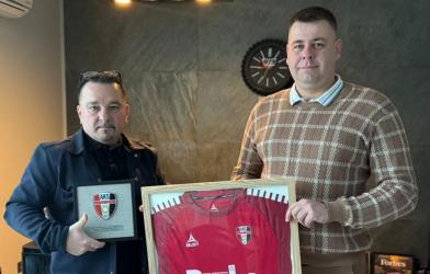 AKS 1947 Busko-Zdrój pozyskał nowego sponsora strategicznego. Do grona najważniejszych partnerów klubu dołączyła firma HYDROCOMPLEX, której właścicielem jest Mariusz Kozera. Władze AKS podkreślają, że współpraca ma szczególne znaczenie, ponieważ przedsiębiorca wspiera buski klub już od wielu lat.