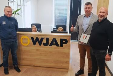 Klub AKS 1947 Busko-Zdrój poinformował o podpisaniu nowej umowy z firmą WJAP, której właścicielami są Artur Wieloch oraz Piotr Wieloch. Przedsiębiorstwo pozostanie przy AKS 1947 Busko-Zdrój jako Srebrny Sponsor, kontynuując współpracę, która trwa już od wielu lat.