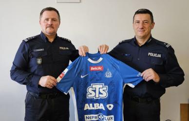 Wyjątkowe przedmioty, sportowe emocje i realna pomoc - tak w praktyce wygląda wsparcie dla Wielkiej Orkiestry Świątecznej Pomocy. W Busku-Zdroju do tegorocznego finału włączyli się także policjanci, przekazując na licytację unikatową pamiątkę, która może zainteresować nie tylko kibiców piłki nożnej.