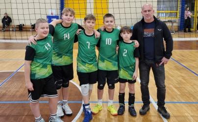 Młodzi siatkarze KS ARENA BUSKO rozpoczęli nowy rok w najlepszy możliwy sposób. Podczas I Turnieju Ligi Minisiatkówki Województwa Łódzkiego w kategorii trójek, rozegranego 10 stycznia w Żychlinie, buska drużyna zaprezentowała się znakomicie, odnosząc komplet zwycięstw i pewnie meldując się w gronie najlepszych zespołów rozgrywek.