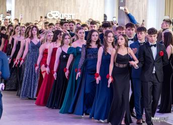 Są takie wieczory, które kończą jeden etap i jednocześnie otwierają kolejny. Dla maturzystów Zespołu Szkół Technicznych i Ogólnokształcących im. Kazimierza Wielkiego w Busku-Zdroju właśnie minął jeden z tych momentów - Bal Studniówkowy. W galeriach pod artykułem znajdziecie mnóstwo zdjęć. Zapraszamy na nową część materiału video z zabawą.